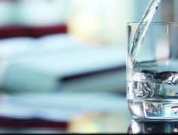 Dávajte si pozor na vodu, akú doma pijete