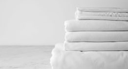 Aký je najvhodnejší materiál plachty na posteľ?