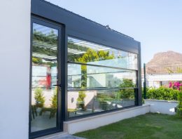 Ďalšiu izbu si môžete vytvoriť aj z terasy. Stačí na to luxusná pergola