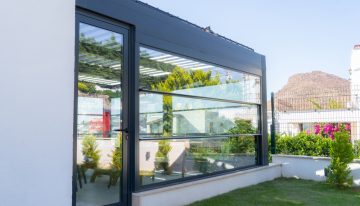 Ďalšiu izbu si môžete vytvoriť aj z terasy. Stačí na to luxusná pergola