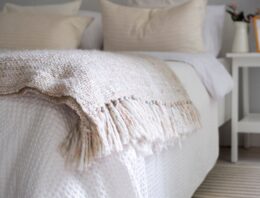 Jak přehoz na postel určuje atmosféru ložnice