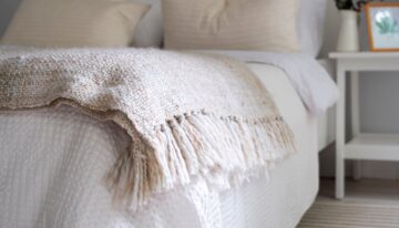 Jak přehoz na postel určuje atmosféru ložnice